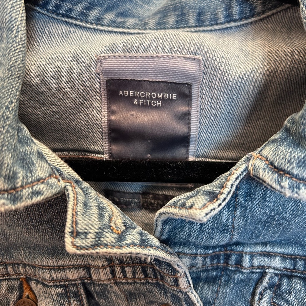 Abercrombie & Fitch Cropped & Fitted Denim Jacket w/Distressing. Size L - Picture 2 of 7